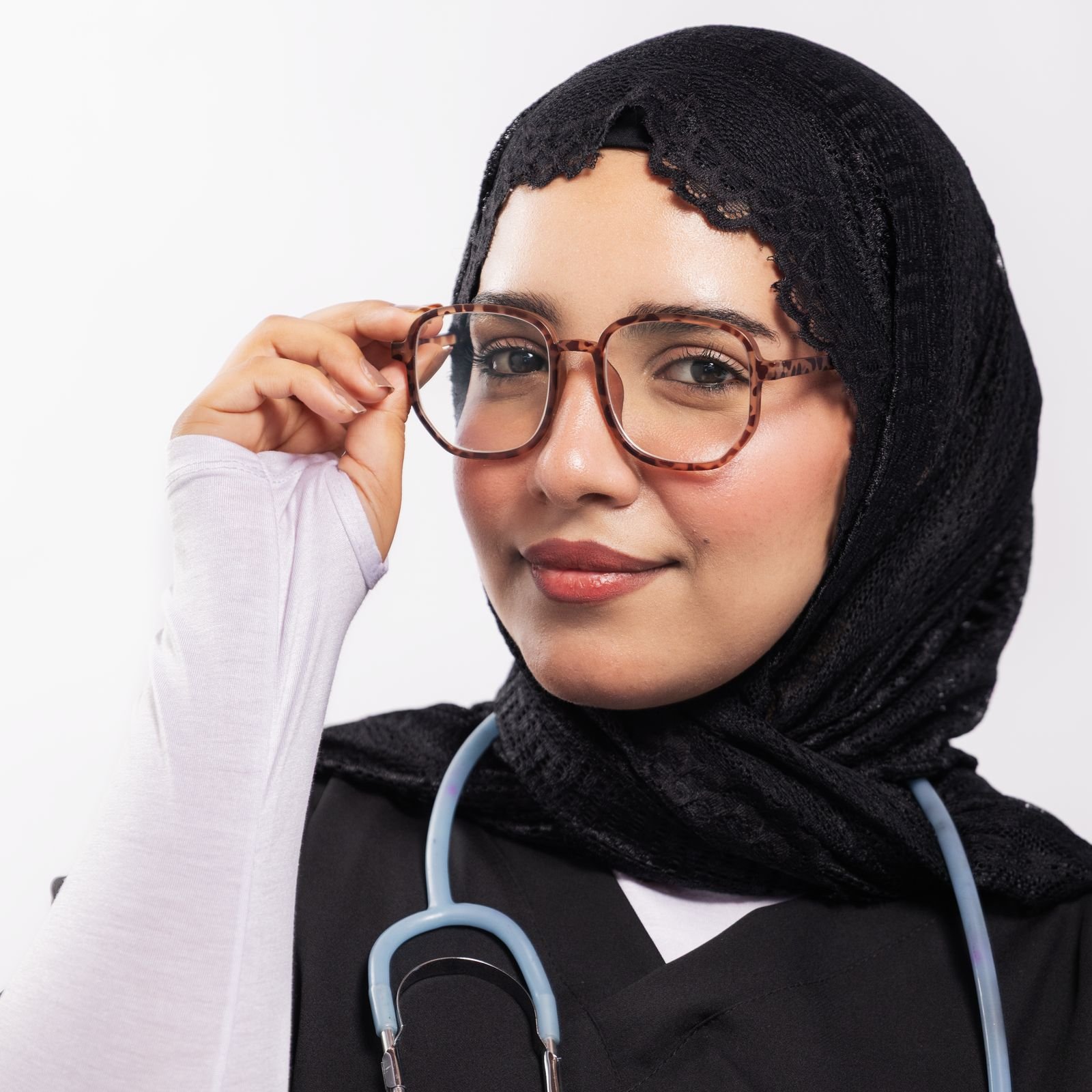 ممرضة بالحجاب والنظارة